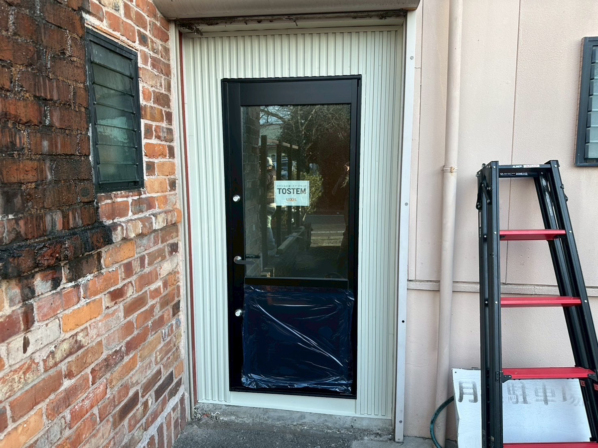 玄関　外壁角波工事